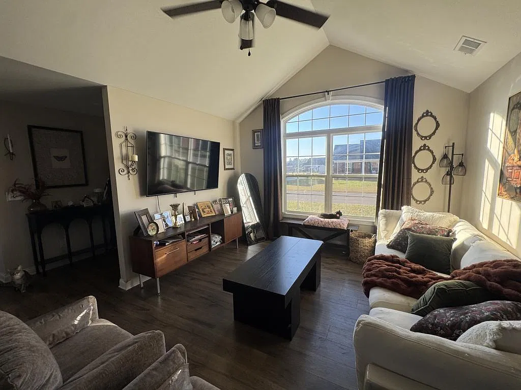 3 bed, 1400 sqft, $2,250 — Photo 3