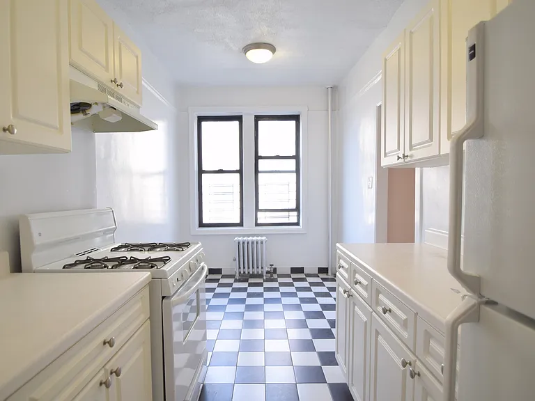 2175 Cedar Ave #11C — Photo 3
