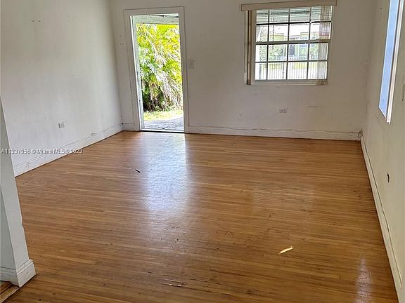 4th image of 325 NW 132nd St