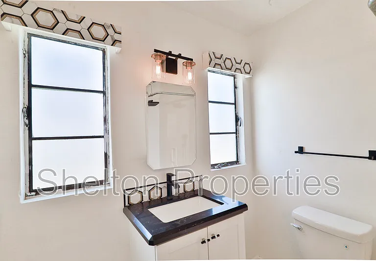 1802 N Laurel Ave — Photo 22
