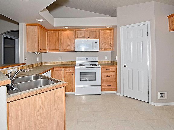 5th image of 226 E Santiago Ct