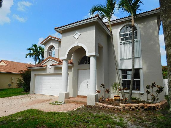 5th image of 951 NW 185th Ter