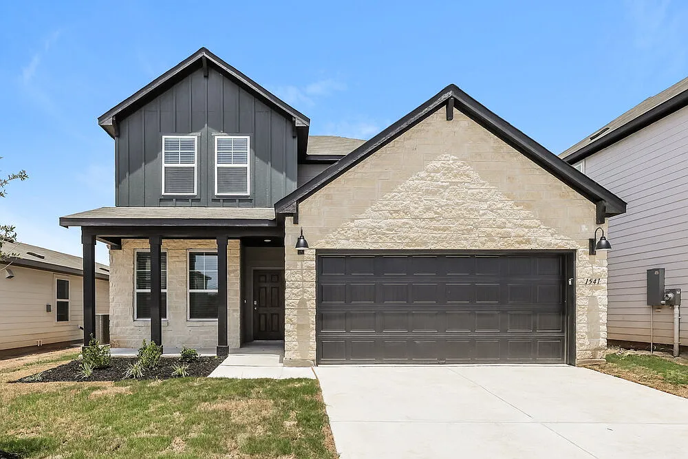 4 bed, 3.0 bath, 2601 sqft, $2,570 — Photo 1