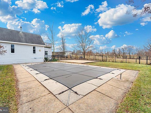 3rd image of 11646 Creagerstown Rd