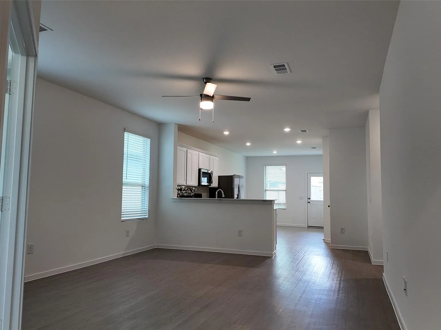 3 bed, 2.0 bath, 1496 sqft, $2,000 — Photo 2