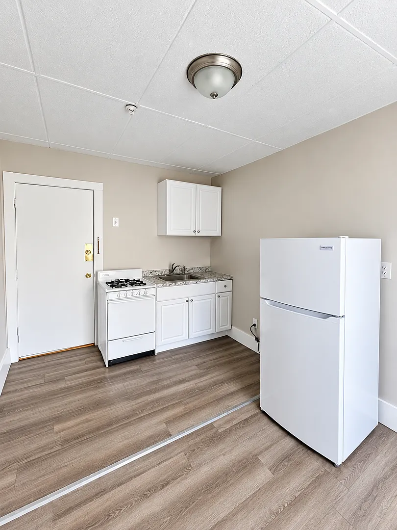 Studio Apartment for Rent Utilities Included! — Photo 3