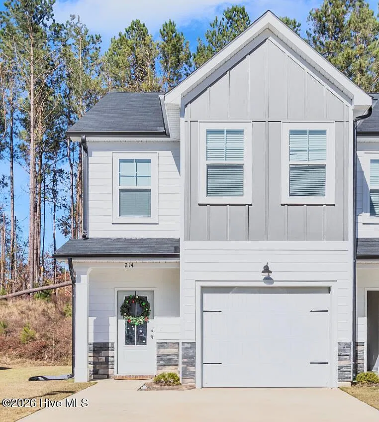 3 bed, 2.5 bath, $1,900 — Photo 1