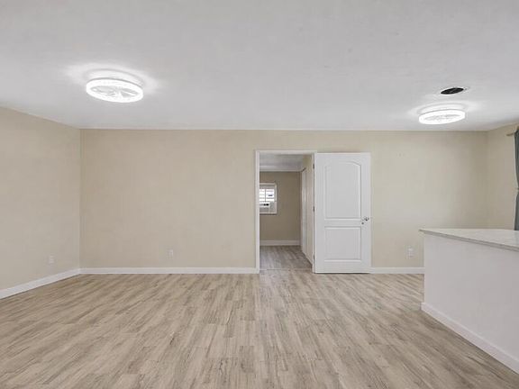 3rd image of 140 W 31st Ct