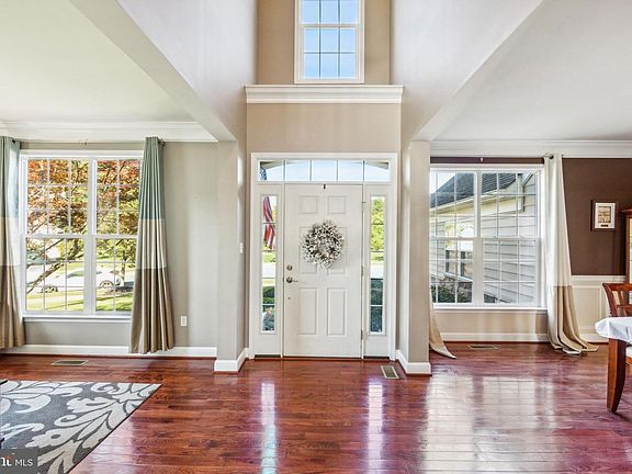 3rd image of 609 Suffolk Ct