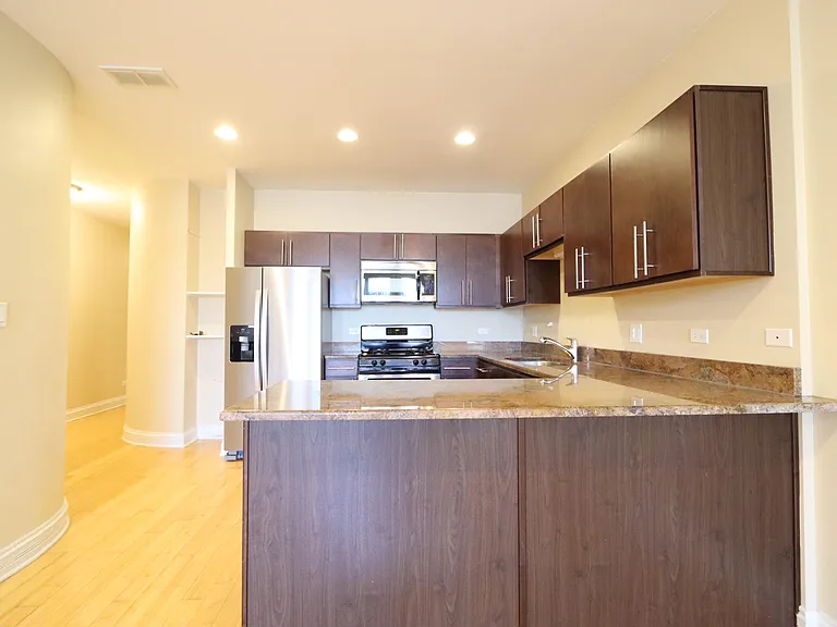 2425 W Arthington St #1 — Photo 7