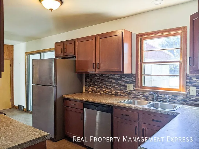 2611 S Duluth Ave — Photo 4