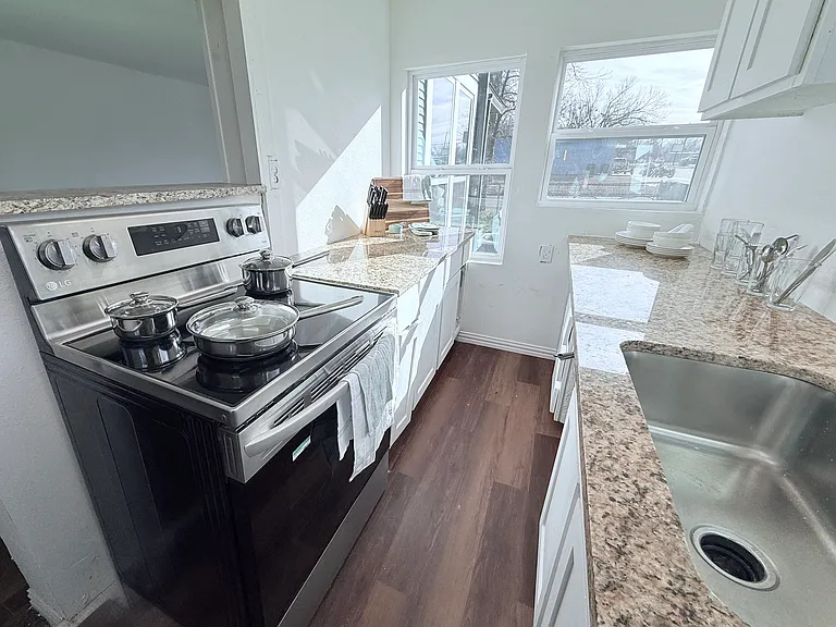 727 W Day St — Photo 9