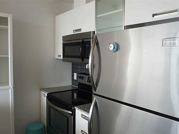 5th image of 38 Grenville St #2202