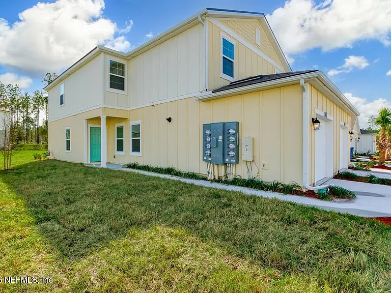 21 Temple Dr — Photo 2