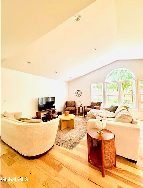 4th image of 2 White Oak Court