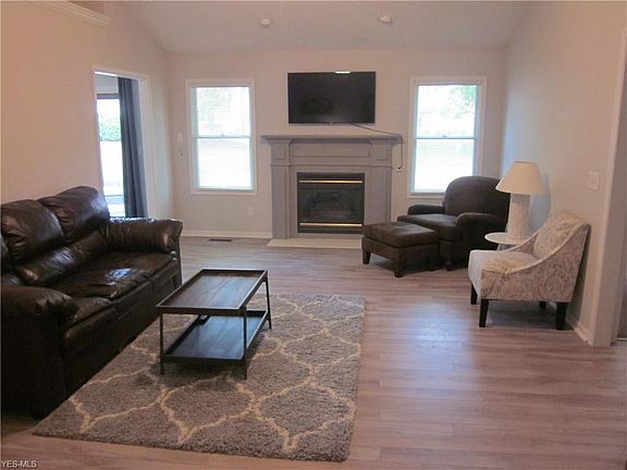 2nd image of 102 Stonehedge Dr