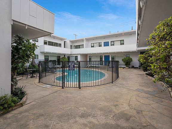 5th image of 2030 N Beachwood Dr #22