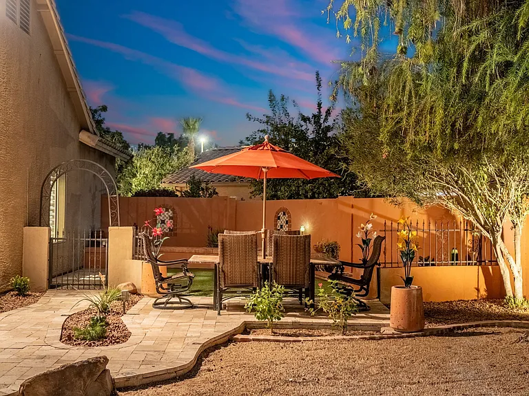 372 W Amoroso Dr — Photo 89