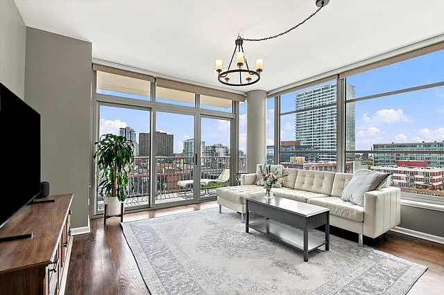 1600 S Prairie Ave #1107