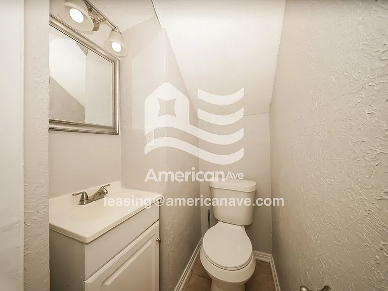 1803908_010_bathroom_12.jpg