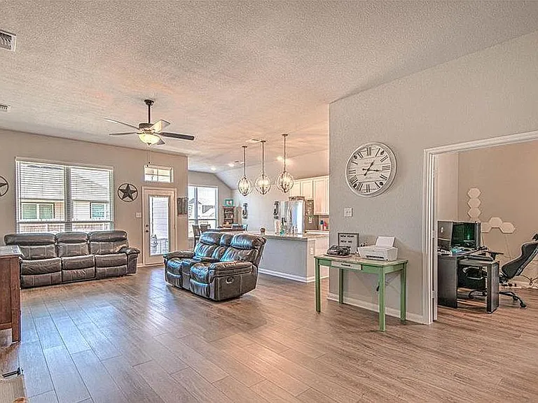 802 Fallbrook Dr — Photo 4