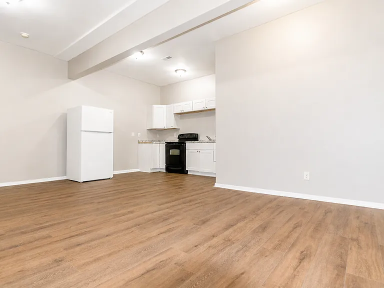 500 E Ormsby Ave — Photo 2