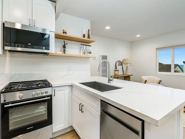 Sea Skiff Apartments Best Ocean View in Hermosa Beach — Photo 18