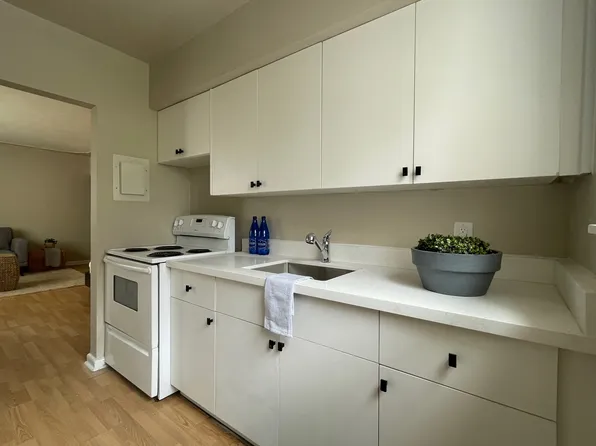 215 Jackson St W #10, Hamilton, ON L8P 1M1