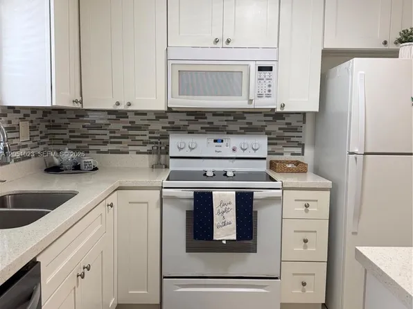 9540 Sunrise Lakes Blvd APT 208, Sunrise, FL 33322