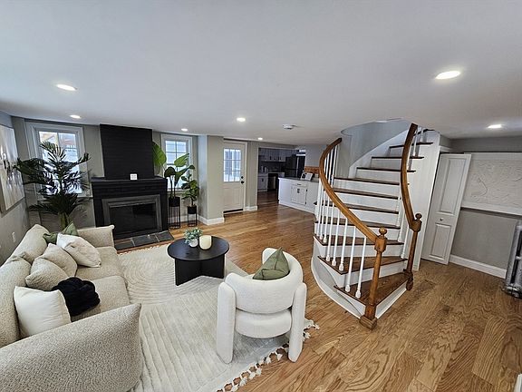 3rd image of 122 Chapin Rd