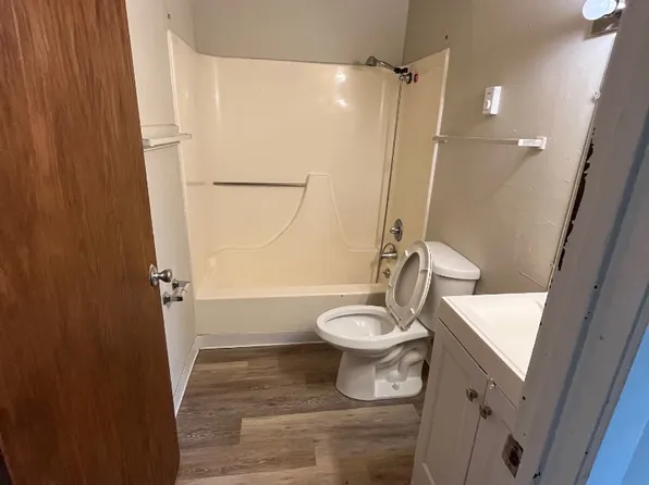 303 Ilion Ave APT 6, Chariton, IA 50049