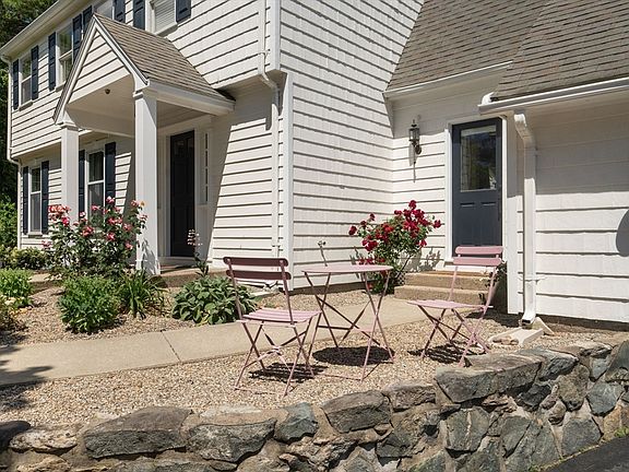3rd image of 10 Steven Ln