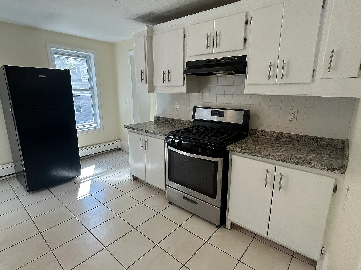 3 bed, 1100 sqft, $3,100 — Photo 3