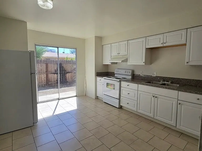 4431 E Hedges Ave #C — Photo 3