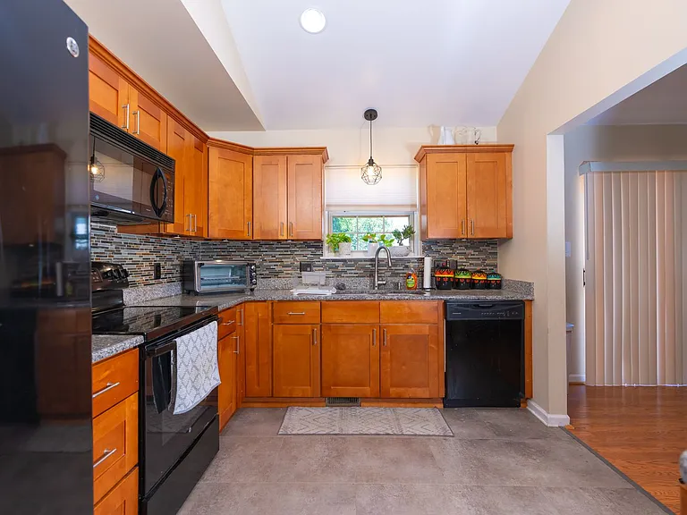 2072 Sheaffer Rd — Photo 43