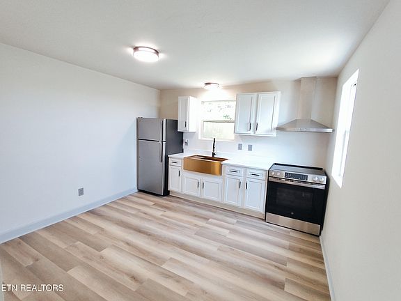3rd image of 2029 Saxton Ave