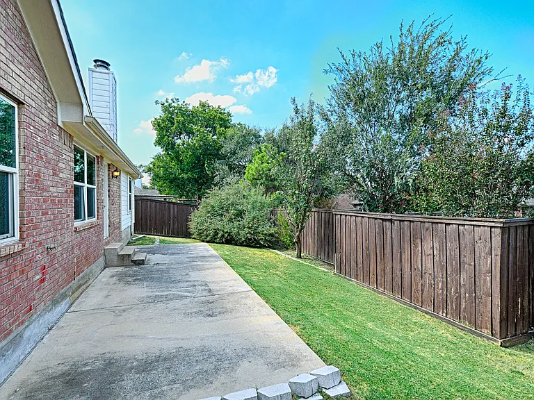 1404 Carriage Ln — Photo 32