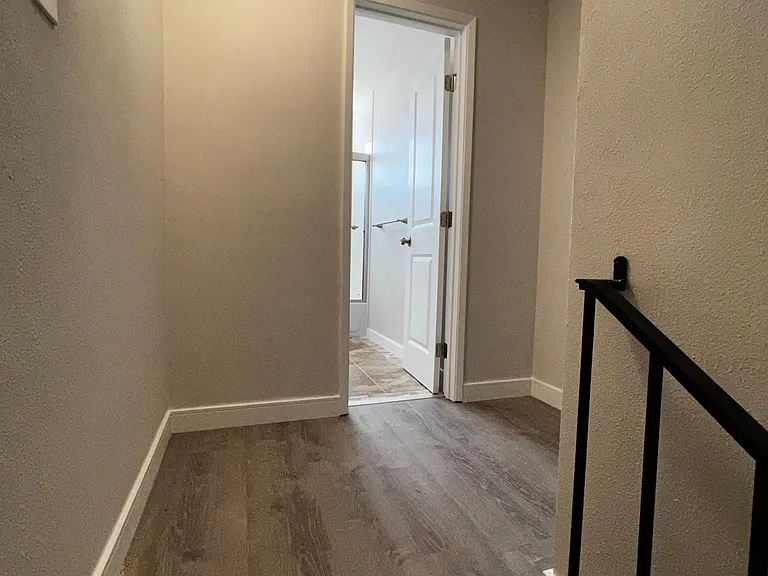 429 W Elk Ave #B — Photo 11