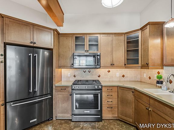 2nd image of 29 E 6th St Unit 206