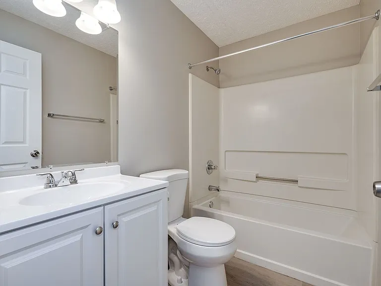Savannah Heights — Photo 20