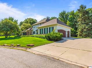 6731 Davenport St, Omaha, NE 68132