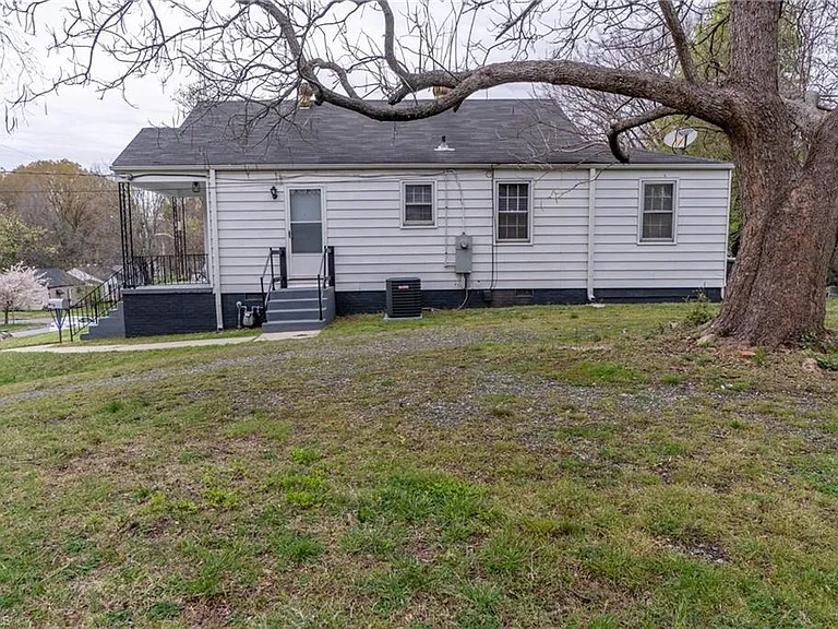 1005 McCormick St — Photo 14