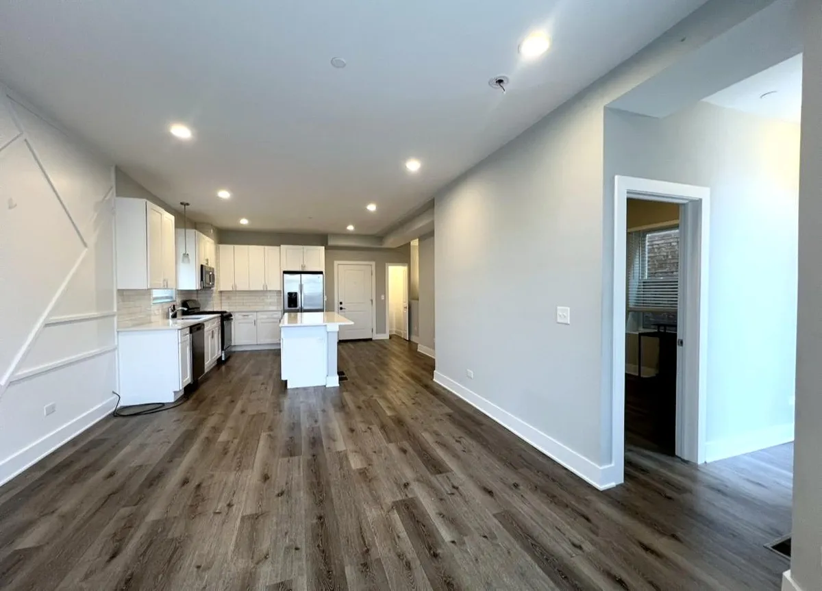 Building Photo - 4350 W Belmont Ave #1S