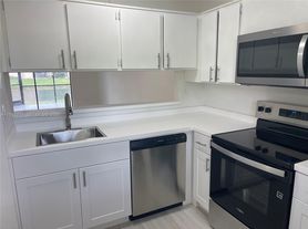 3199 Foxcroft Rd, Hollywood, FL