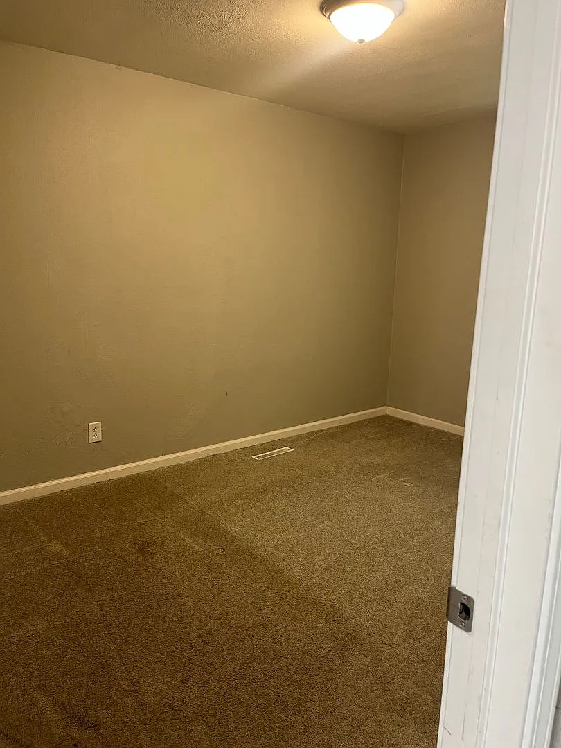 Charming 2-Bedroom 1 Bath house with attached Garage — Photo 2