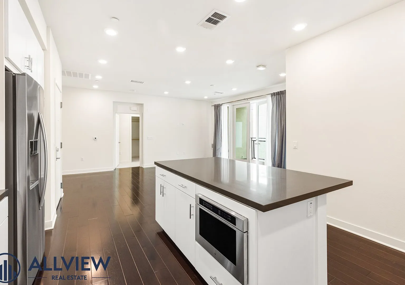 Welcome to this modern 2 bed/2 bath home at The Central Park West! — Photo 2