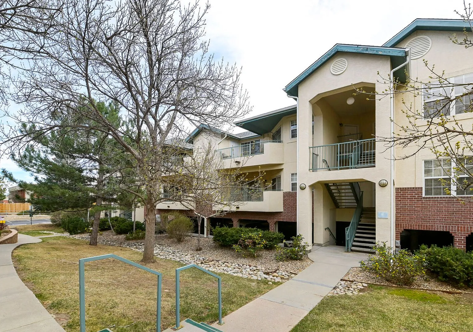 Top-Floor Serenity: Bright & Modern Fully Furnished Boulder Retreat — Photo 4
