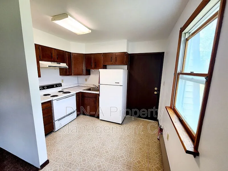 2 bed, 1.0 bath, $1,350 — Photo 3