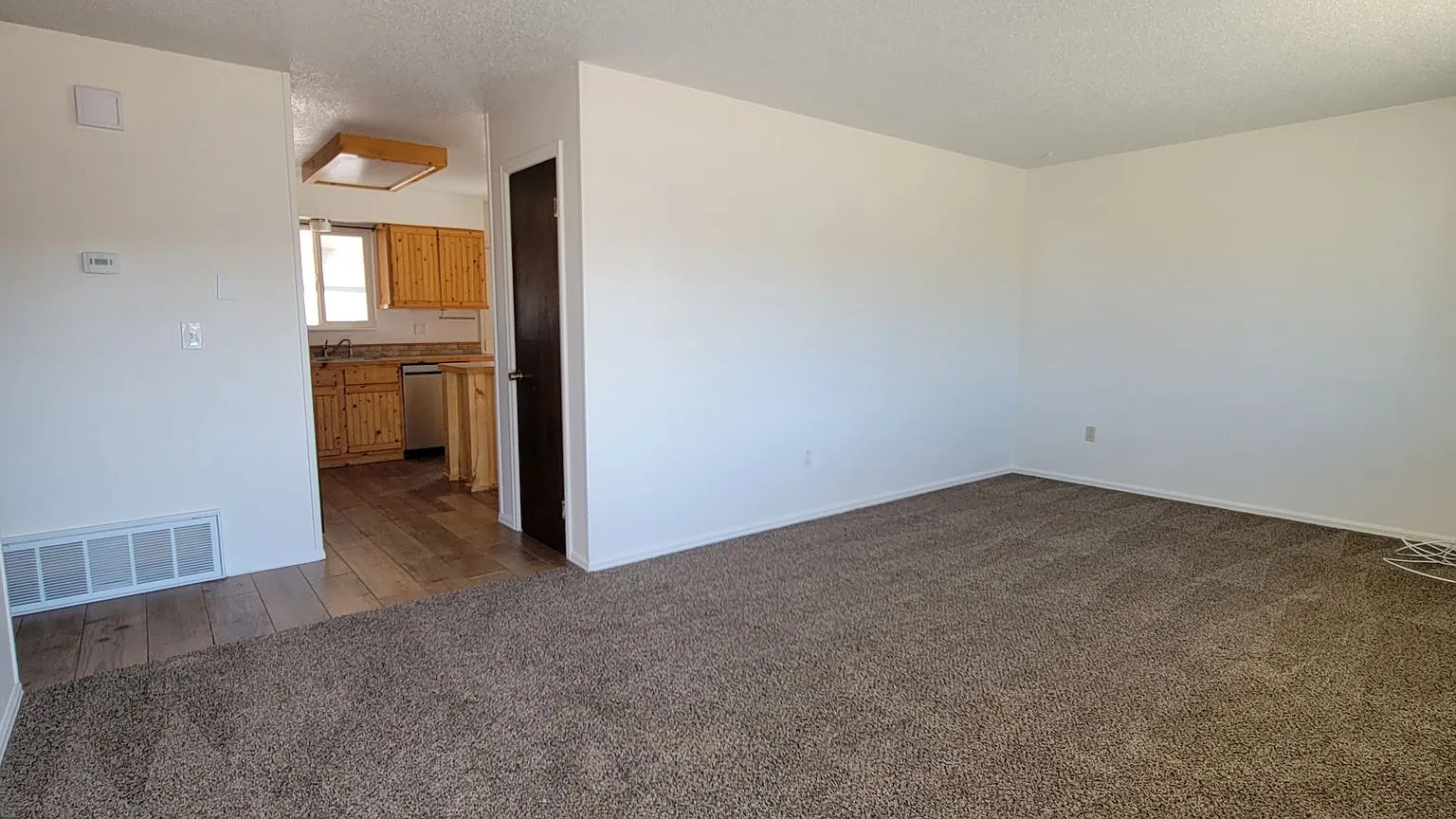3 bedroom 1.5 bath with a Large Detached Garage — Photo 2