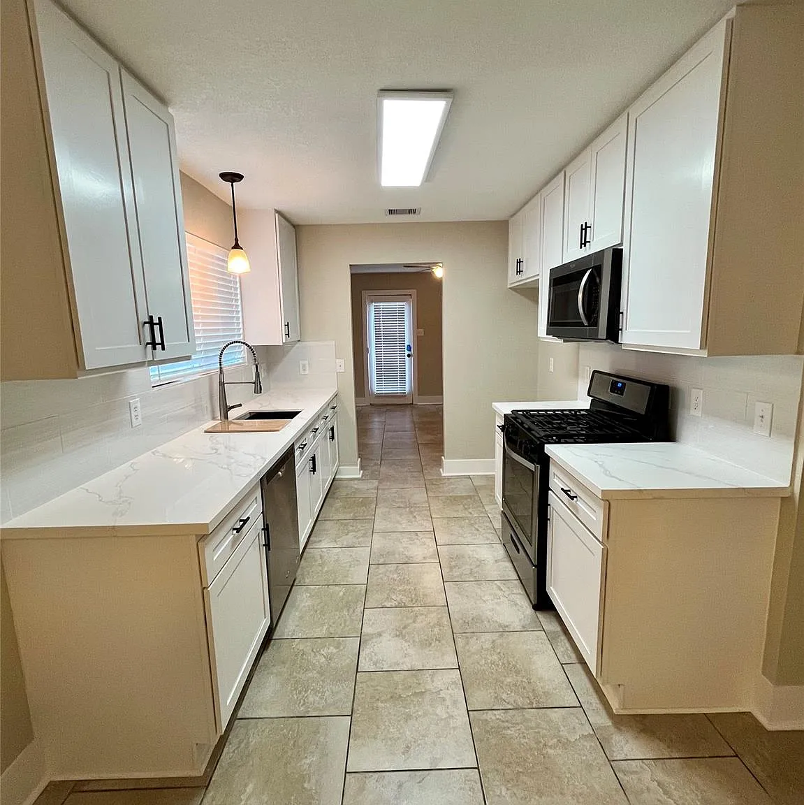 3 bed, 2.5 bath, 1752 sqft, $1,950 — Photo 4